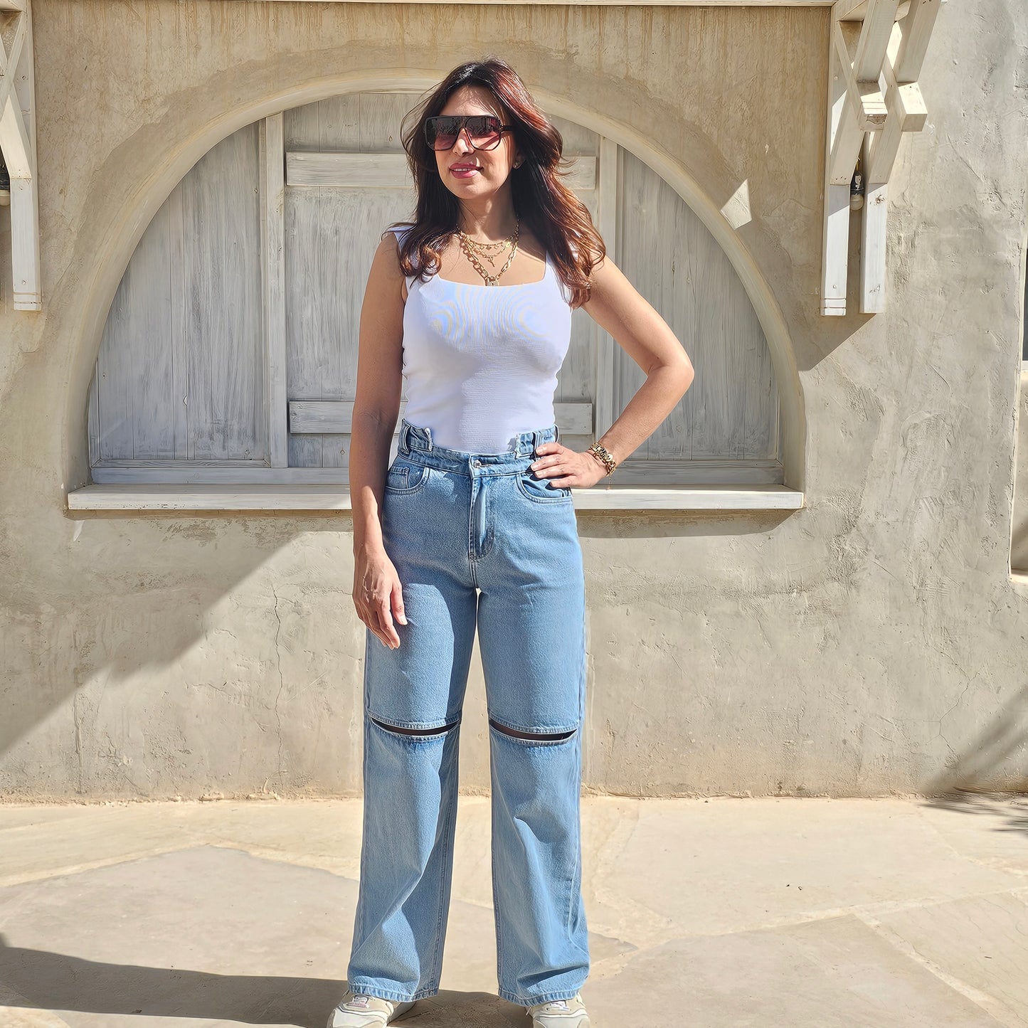 CUT-OUT KNEE STRAIGHT LEG JEANS