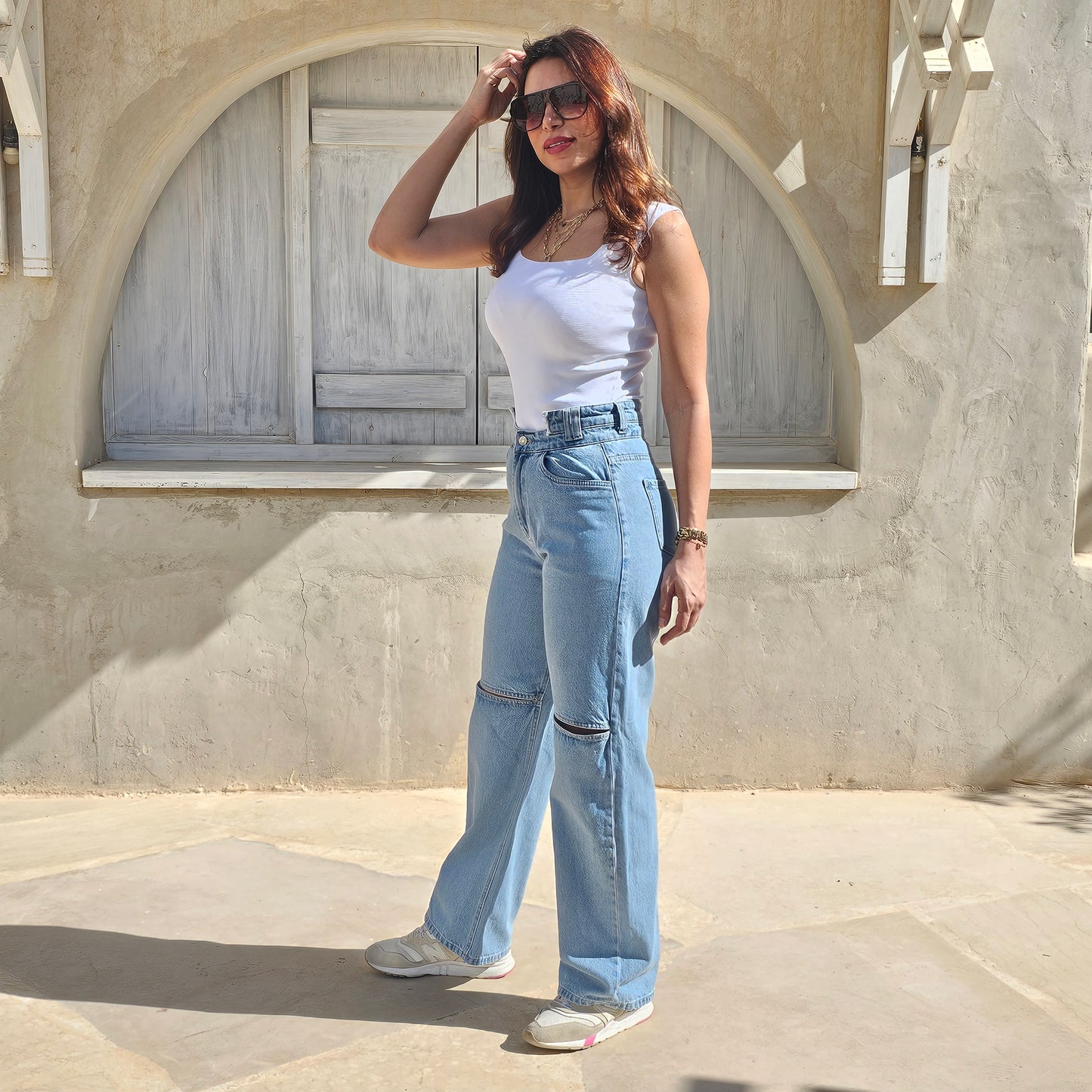 CUT-OUT KNEE STRAIGHT LEG JEANS