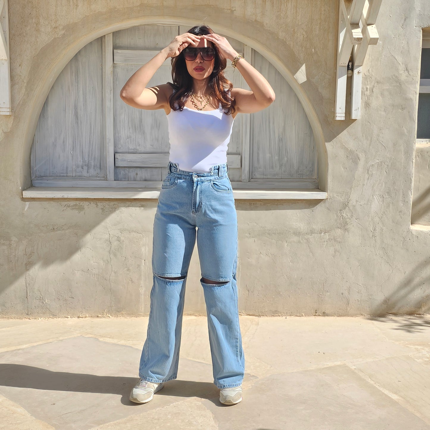 CUT-OUT KNEE STRAIGHT LEG JEANS