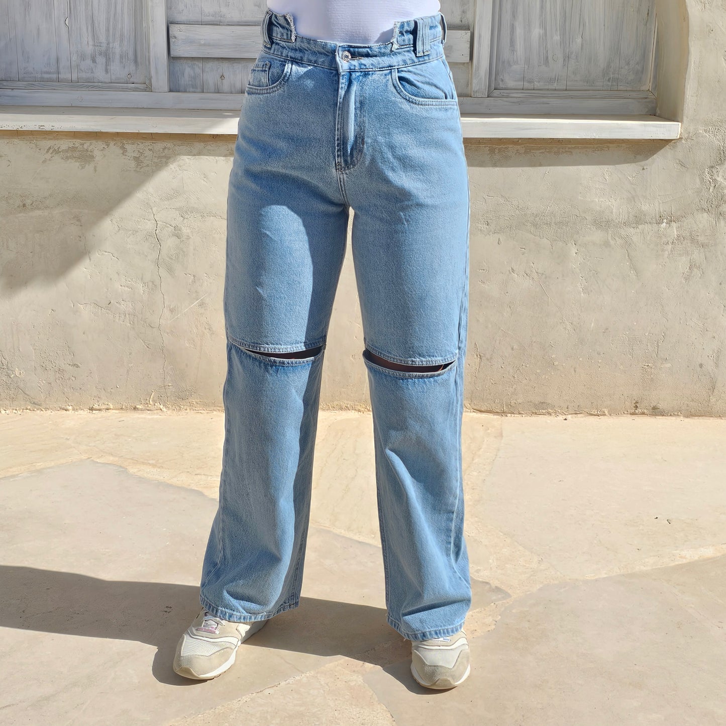 CUT-OUT KNEE STRAIGHT LEG JEANS