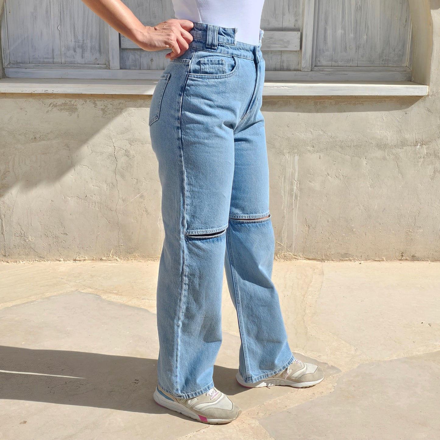 CUT-OUT KNEE STRAIGHT LEG JEANS