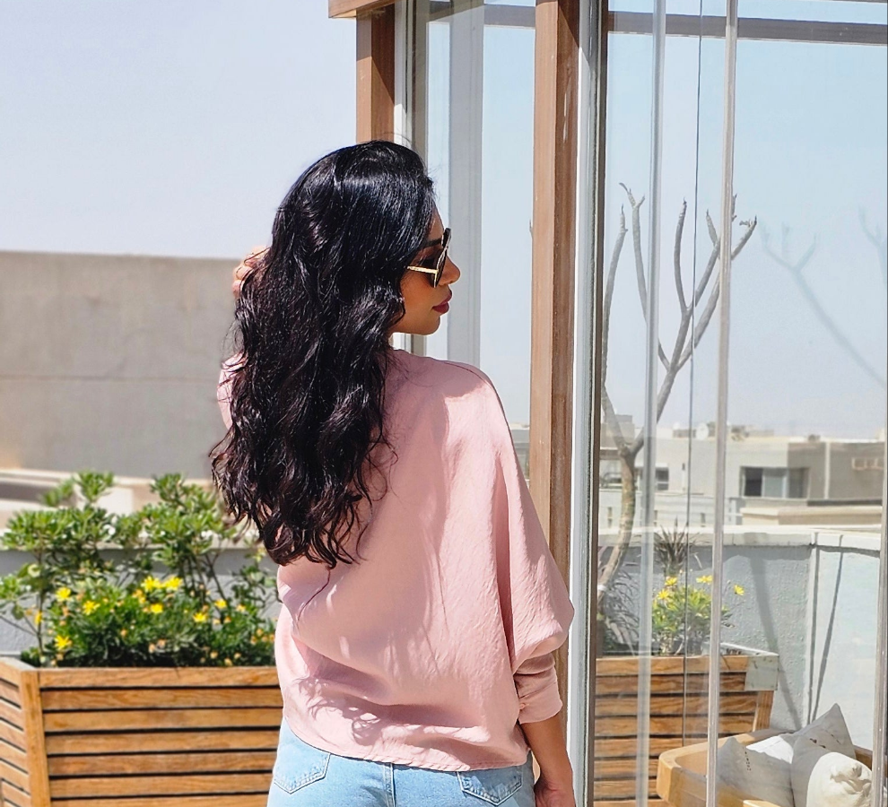 RELAXED FIT V-NECK  BLOUSE