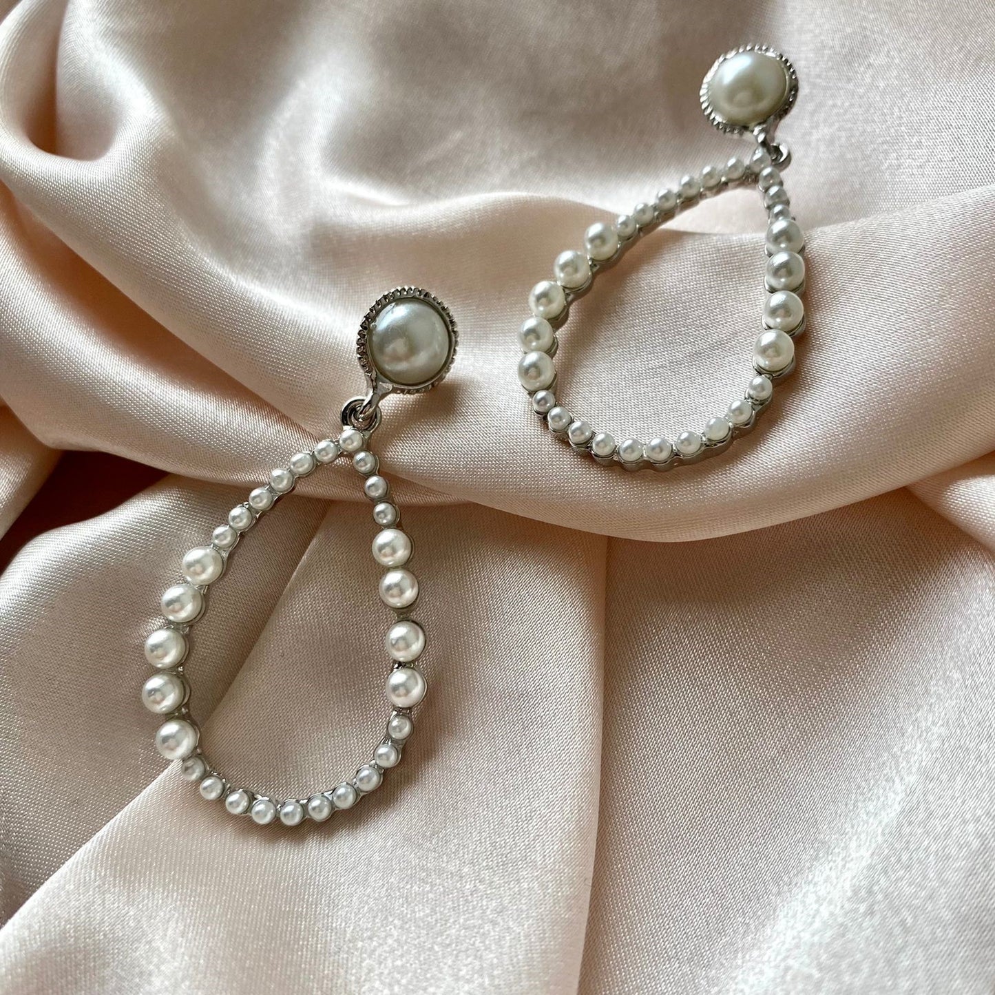 SILVER OVAL PERLS EARRINGS