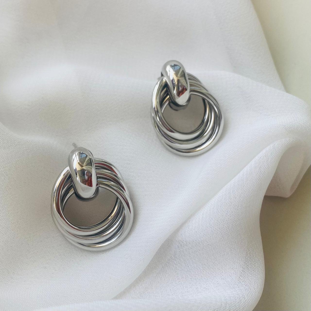 ELEGANT STUD EARRINGS
