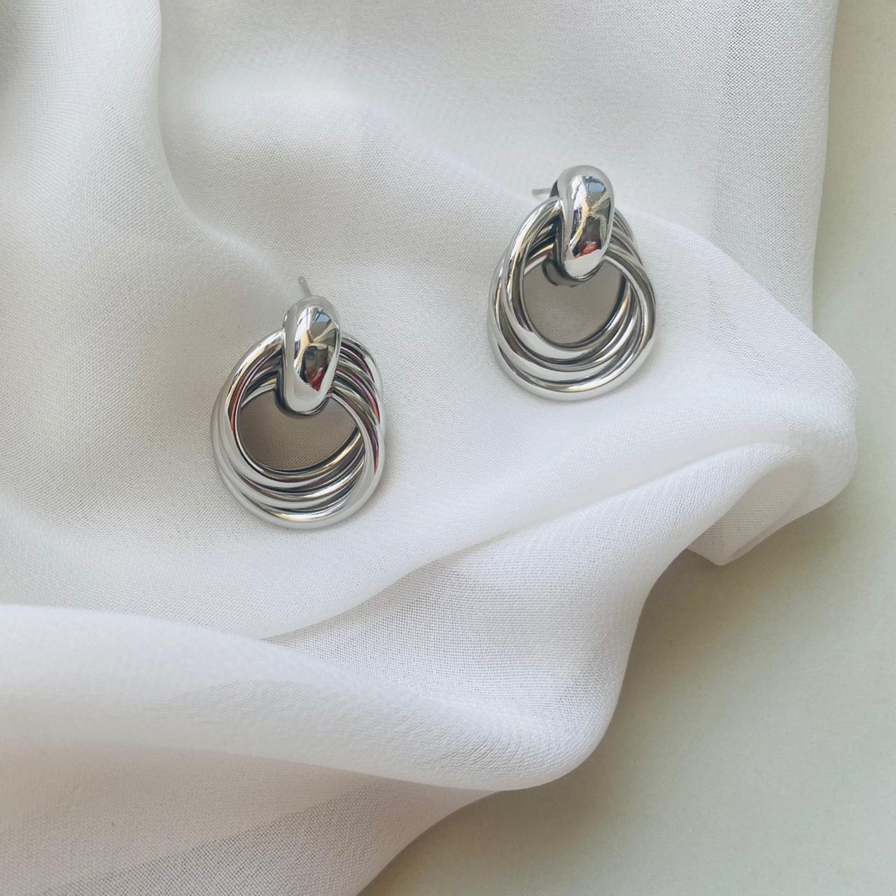 ELEGANT STUD EARRINGS
