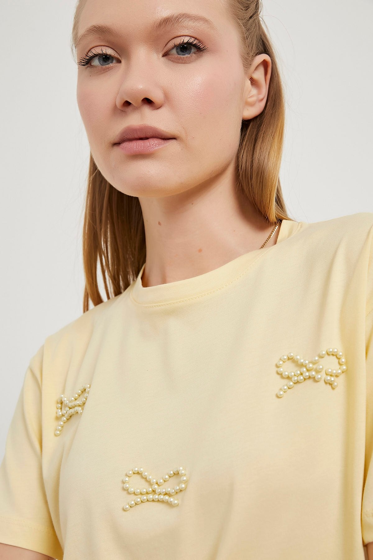 PASTEL YELLOW PEARL BOW EMBELLISHED T-SHIRT (Made in Turkey 🇹🇷)