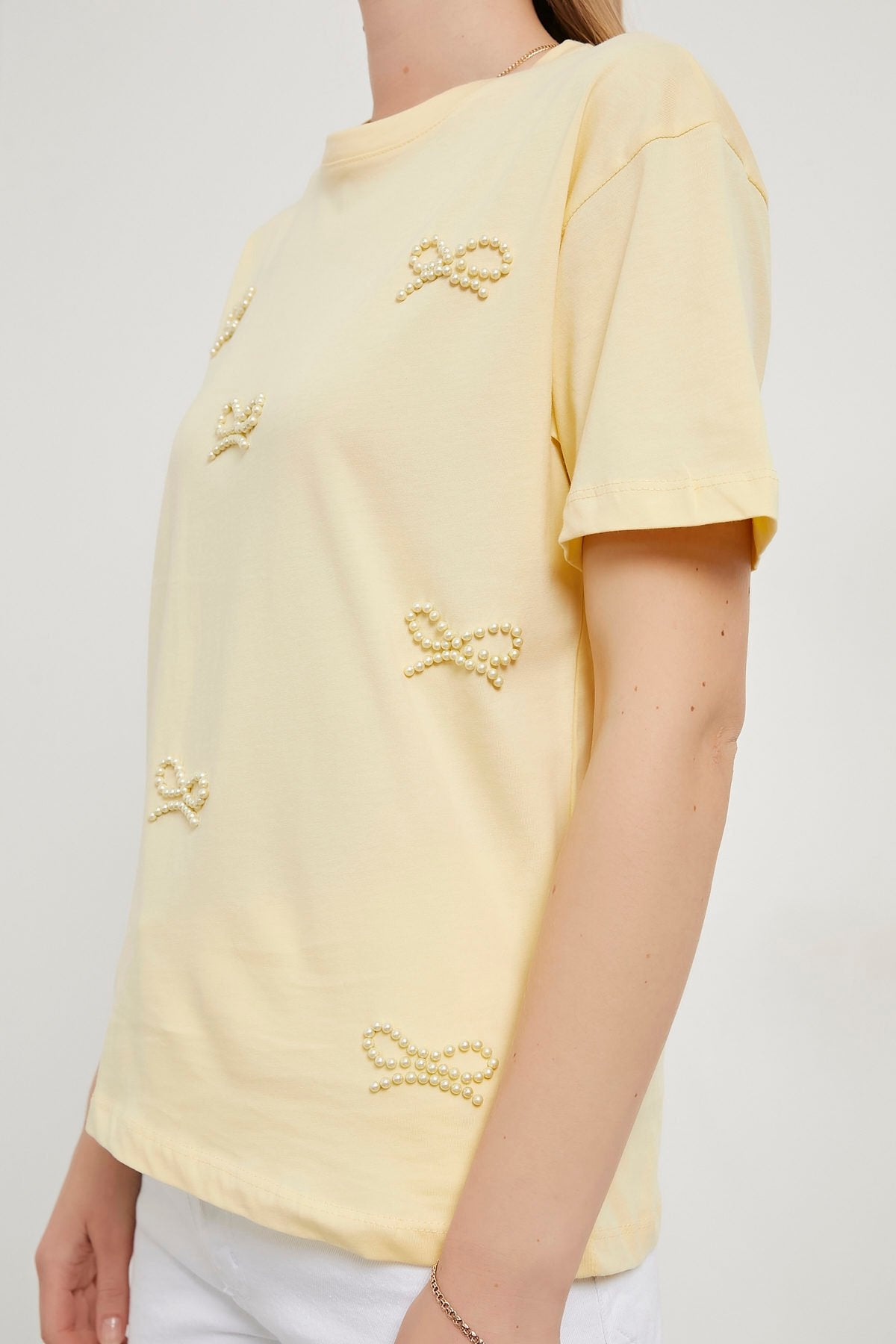 PASTEL YELLOW PEARL BOW EMBELLISHED T-SHIRT (Made in Turkey 🇹🇷)